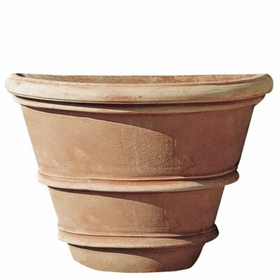 Vaso a parete con orli in terracotta di Impruneta, ideale per terrazzi e angoli decorativi. Elegante, resistente, ottimo per fioriture e piante rampicanti.