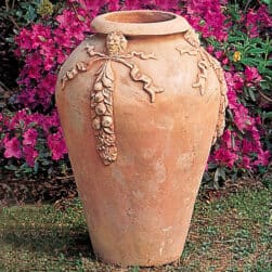 Orcio decorato adatto come portavaso. Eccellente impatto estetico e adatto per impieghi senza le piante. Resistenti al gelo.