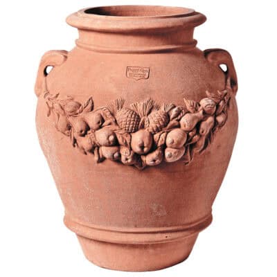 Orcio Festonato in terracotta di Impruneta con festone di frutta in rilievo e manici decorativi. Vaso classico toscano, ideale per giardini e terrazzi.
