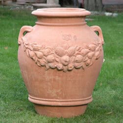 Orcio Festonato in terracotta di Impruneta con festone di frutta in rilievo e manici decorativi. Vaso classico toscano, ideale per giardini e terrazzi.