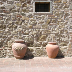 Orcio Festonato a Parete in terracotta di Impruneta con decorazione in rilievo di frutta e manici decorativi. Perfetto per terrazzi e giardini.