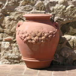 Orcio Festonato a Parete in terracotta di Impruneta con decorazione in rilievo di frutta e manici decorativi. Perfetto per terrazzi e giardini.