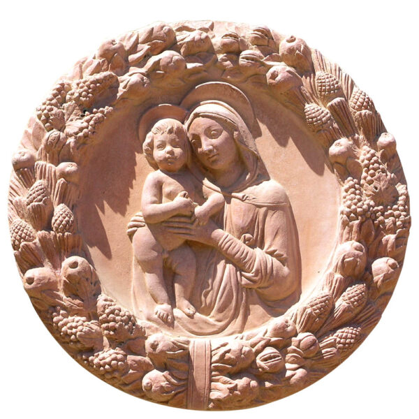 Tondo Vergine e Figlio in Ghirlanda in terracotta, dalla bottega dei Della Robbia, unisce arte, simbolismo e tradizione. Cerchio di frutta, verdura e gigli.