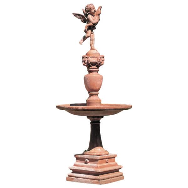 Fontana in terracotta con putto ispirato a Verrocchio e vasca centrale.