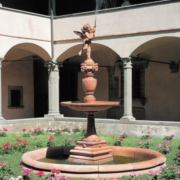 Fontana in terracotta con bordo decorato e statua ispirata a Verrocchio