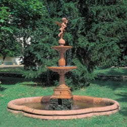 Fontana da giardino in terracotta con due vasche circolari, putto con pesce e base a forma di Croce di Malta