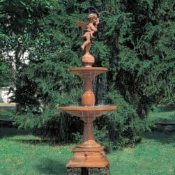 Fontana in terracotta con colonna centrale, due vasche circolari sovrapposte e statua di putto con pesce.