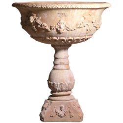Vasca decorata usata come per vaso per piante. Modellazione realizzata in alto rilievo. Realizzato a mano da maestri artigiani con argilla di Impruneta, resistente al gelo.