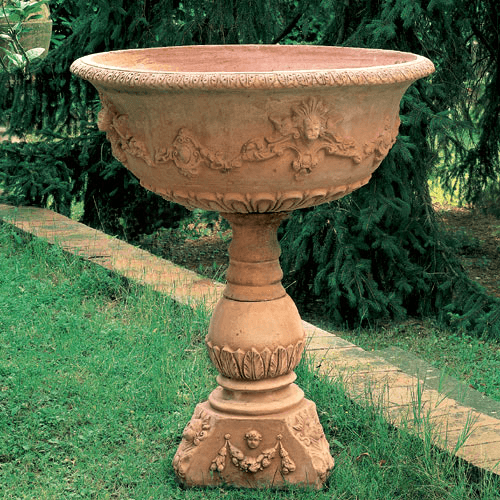 Vasca decorata usata come per vaso per piante. Modellazione realizzata in alto rilievo. Realizzato a mano da maestri artigiani con argilla di Impruneta, resistente al gelo.