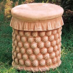 Sedile in terracotta con conchiglie in rilievo a motivo intrecciato. Fatto a mano, ideale per giardini. Resiste al gelo e mantiene forma nel tempo.