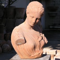 Busto Artemide di Gabi. Statua classica. Realizzato in unica dimensione. Modellazione realizzata in alto rilievo. Realizzato a mano da maestri artigiani con argilla di Impruneta, resistente al gelo.