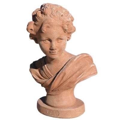 Ragazzo con riccioli e faretra, statua classica. Modellazione realizzata in alto rilievo. Realizzato a mano da maestri artigiani con argilla di Impruneta, resistente al gelo.