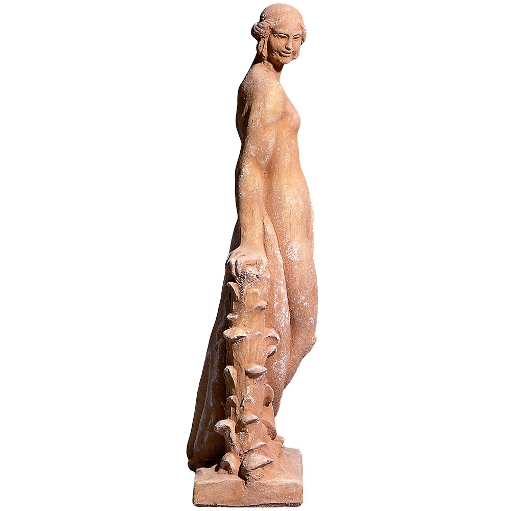 Donna con maschera. Statua realizzata in alto rilievo. Fatta a mano da maestri artigiani con argilla di Impruneta, resistente al gelo.