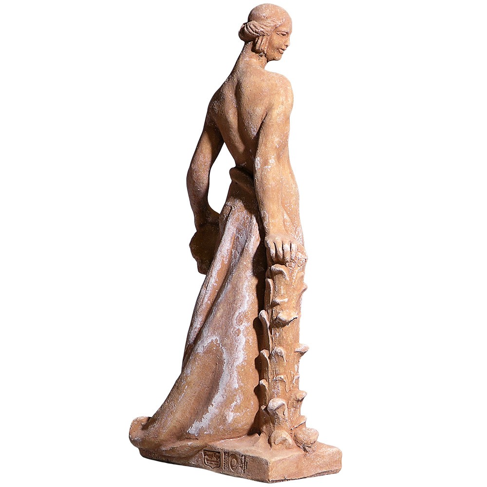 Donna con maschera. Statua realizzata in alto rilievo. Fatta a mano da maestri artigiani con argilla di Impruneta, resistente al gelo.