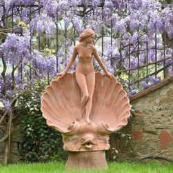 Statua classica la Venere in conchiglia di Donatello Gabbrielli. Adatta per bordo piscina, decorazione giardino. Elegante statua con donna da arredo.