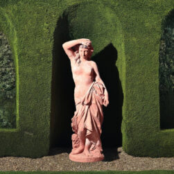 Statua classica da giardino elegante. Raffinata statua per arredo spazio esterno e arredo interno. Resistente al gelo, da posizionare al centro di aiuola, sul prato, sopra ghiaia, e anche sul pavimento. decorazione di nicchia, sotto a un arco, decorazione di un angolo morto, sala ristorante, ingresso albergo, bordo piscina, sono alcuni spazi per la collocazione della importante statua.