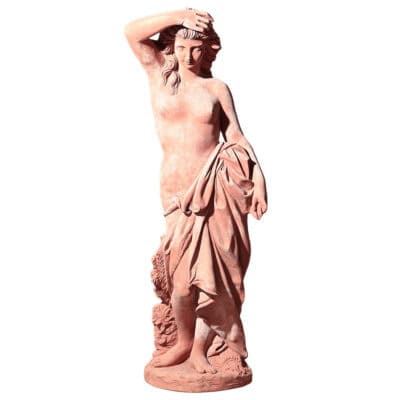 Statua di donna classica raffigurante Aurora. arredo da giardino e spazio interno. Arredo casa, modellazione realizzata a mano in terracotta. Alta cm 136.Statua classica da giardino elegante. Raffinata statua per arredo spazio esterno e arredo interno. Resistente al gelo, da posizionare al centro di aiuola, sul prato, sopra ghiaia, e anche sul pavimento. decorazione di nicchia, sotto a un arco, decorazione di un angolo morto, sala ristorante, ingresso albergo, bordo piscina, sono alcuni spazi per la collocazione della importante statua.