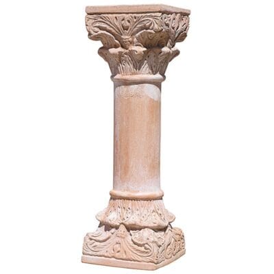 Colonna con capitelli. Piedistallo, utilizzato per esaltare statue o busti. Modellazione realizzata in alto rilievo. Adatta per impieghi singoli, decorativi e arredi classici. Realizzato a mano da maestri artigiani con argilla di Impruneta, resistente al gelo. Con il trascorrere delle stagioni acquista un bell'aspetto superficiale.