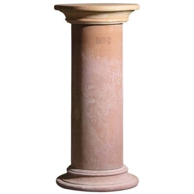 Colonna con capitello liscio. Piedistallo utilizzato per esaltare statue o busti. Adatta per impieghi singoli, decorativi e arredi classici. Realizzato a mano da maestri artigiani con argilla di Impruneta, resistente al gelo.