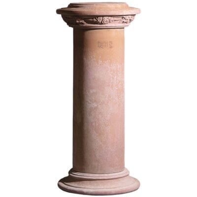 Colonna con capitello festonato. Piedistallo, utilizzato per esaltare alzate. Festonato. Modellazione realizzata in alto rilievo. Adatta per impieghi singoli, decorativi e arredi classici. Realizzato a mano da maestri artigiani con argilla di Impruneta, resistente al gelo.