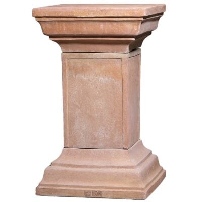 Colonna quadrata con capitelli. Piedistallo, utilizzato per esaltare statue o busti. Modellazione realizzata in alto rilievo. Adatta per impieghi singoli, decorativi e arredi classici. Realizzato a mano da maestri artigiani con argilla di Impruneta, resistente al gelo.