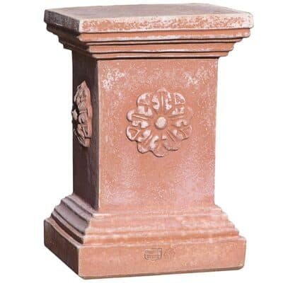 Colonna quadrata con borchia. Piedistallo, utilizzato per esaltare statue o busti. Modellazione realizzata in alto rilievo. Adatta per impieghi singoli, decorativi e arredi classici. Realizzato a mano da maestri artigiani con argilla di Impruneta, resistente al gelo. Con il trascorrere delle stagioni acquista un bell'aspetto superficiale.