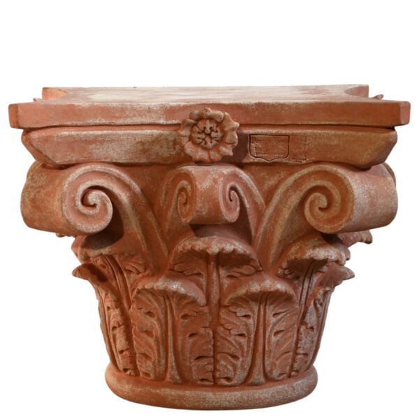 Capitello corinzio in terracotta con foglie di acanto e volute laterali scolpite