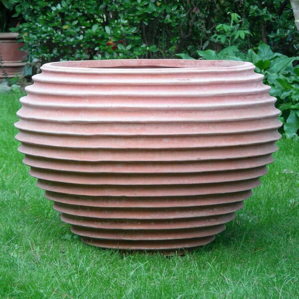 Il design senza tempo delle righe impreziosisce i giardini classici o moderni. Eccellente traspirabilità della terracotta. Fatto a mano.