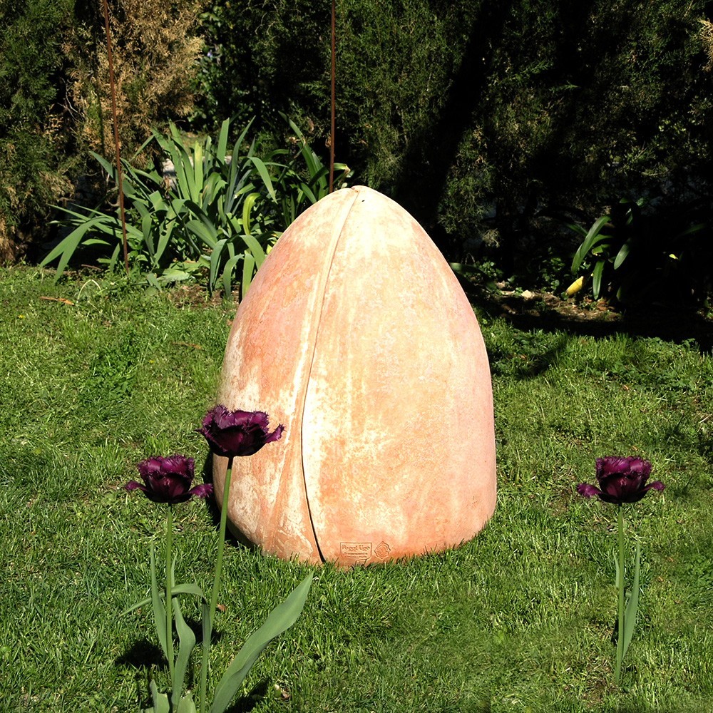 Tulipano in boccio, decorazione. Con il trascorrere delle stagioni acquista un bell'aspetto superficiale. Realizzato a mano da maestri artigiani con argilla di Impruneta, resistente al gelo.