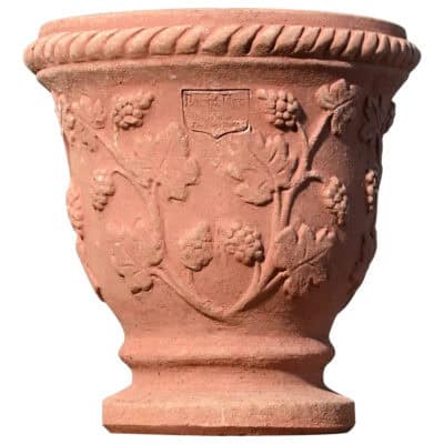 Vasetto decorato con uva in terracotta di Impruneta, piccolo vaso con tralci, foglie e grappoli a rilievo.