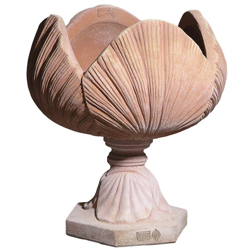 It is made up of four large leaves that seem to embrace each other to form a vase with a classic and very decorative taste. Hand made, frost proof.