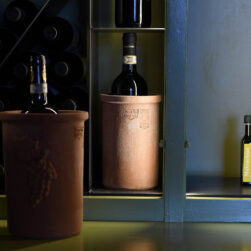 Portabottiglie liscio. Semplice ed elegante portabottiglie per bordolesi e bottiglie da vino. tiene al fresco vino, spumante e decora tavolo.