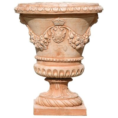 Alzata con stemma Medici. Grande vaso mediceo a calice con base decorato in stile classico con varie file di ocelli, perline e cordoni ornamentali; inoltre due teste di satiri e due stemmi medicei intercalano festoni di fiori e frutta. Di eccellente durata, la forma rimane inalterata nel tempo, ma diviene ancora più bello quando inevitabilmente i licheni si depositano sulla superficie e lo invecchiano naturalmente.