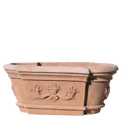 Cassetta abside con cornucopie. Cassetta da fiori. Decori e festoni, a rilievo in stile classico dell’epoca del vaso. Forma a sezione quadrata o rettangolare con buona capacità di terriccio, ingombro in profondità moderato, ottima stabilità al vento e adatta per piante. Realizzato a mano da maestri artigiani con argilla di Impruneta, resistente al gelo.