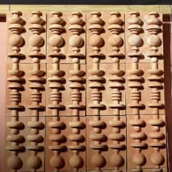Infinite geometry. Ogni singola rotondità disegnata a mano dona armonia e sinuosità. Un gioco di livelli e luci conferiscono tridimensionalità al pannello come fosse un quadro ad altorilievo:immergersi nel ricordo delle calde dune del deserto o proiettare lo sguardo verso le spumeggianti onde del mare. Componibile in orizzontale e verticale, da adoperare in ambienti esterni e interni per abbellire con un design accurato e originale ogni tipo di location. Si tratta di un rivestimento in cotto che può essere murato su pareti esistenti o progettate ad hoc. Fa parte della collezione denominata “Land”, ossia ritorno alle origini, alla terra appunto, ideata da Valentina Guidi Ottobri per i 100 anni delle terrecotte Poggi Ugo.