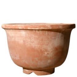 Vaso cinese con piede smerlato in terracotta di Impruneta, forma arrotondata con bordo spesso e base decorativa