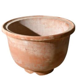 Vaso cinese con piede smerlato in terracotta di Impruneta, forma arrotondata con bordo spesso e base decorativa