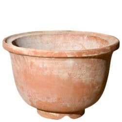 Vaso cinese con piede smerlato in terracotta di Impruneta, forma arrotondata con bordo spesso e base decorativa