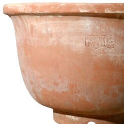 Vaso cinese con piede smerlato in terracotta di Impruneta, forma arrotondata con bordo spesso e base decorativa