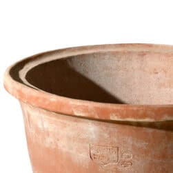 Vaso cinese con piede smerlato in terracotta di Impruneta, forma arrotondata con bordo spesso e base decorativa