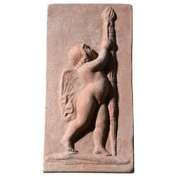 Rilievo in terracotta con angelo alato che tiene una fiaccola, pannello decorativo stile rinascimentale