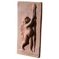 Rilievo in terracotta con angelo alato che tiene una fiaccola, pannello decorativo stile rinascimentale
