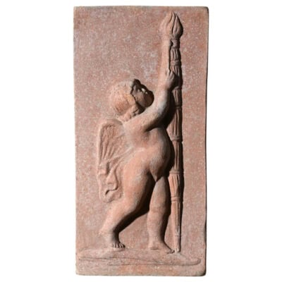 Rilievo in terracotta con angelo alato che tiene una fiaccola, pannello decorativo stile rinascimentale