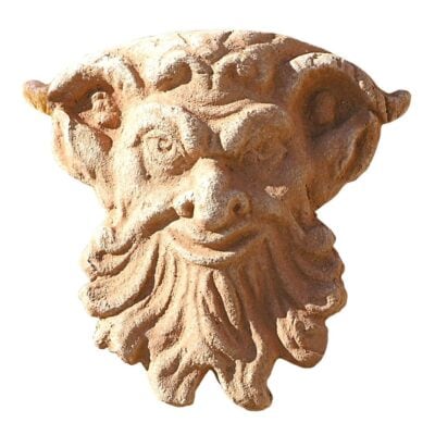 Maschera barba lunga. Pannello decorativo provvisto di fori per appendere. Modellazione realizzata in alto rilievo.Con il trascorrere delle stagioni acquista un bell'aspetto superficiale. Realizzato a mano da maestri artigiani con argilla di Impruneta, resistente al gelo.