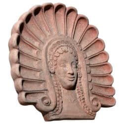 Antefissa in terracotta con volto femminile stilizzato di menade, decorazione etrusca per architettura