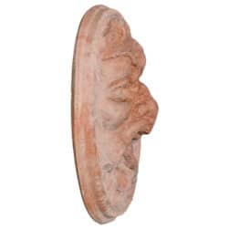 Mascherone circolare in terracotta con volto espressivo scolpito in rilievo decorativo