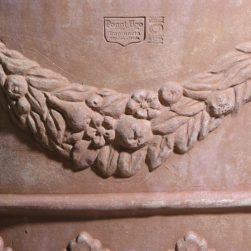 Vaso Portofino con girasoli a rilievo. La forma e il design del vaso lo rendono particolarmente bello ed elegante. Realizzato a mano da maestri artigiani con argilla di Impruneta, resistente al gelo.