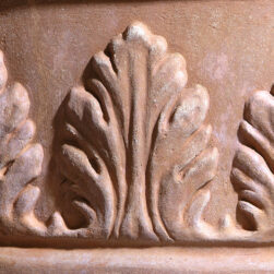 Il Vaso Portofino con Girasoli, in terracotta, evoca la bellezza di Portofino. Decorato con foglie d'acanto e girasoli scolpiti a rilievo. Fatto a mano.