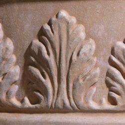 Vaso Portofino con girasoli a rilievo. La forma e il design del vaso lo rendono particolarmente bello ed elegante. Realizzato a mano da maestri artigiani con argilla di Impruneta, resistente al gelo.