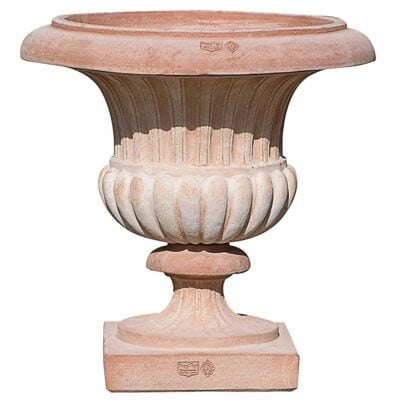 Alzata a mughetto scanalata. Alzata da collocare in terra e ideali sopra a colonne, capitelli di recinzioni, e ai lati di cancelli. La forma e il design del vaso lo rendono particolarmente bello ed elegante, aiuta a impreziosire l’arredo e contemporaneamente è adatto per essere piantato. Eccellente impatto estetico e adatto per impieghi senza le piante. Realizzato a mano da maestri artigiani con argilla di Impruneta, resistente al gelo.